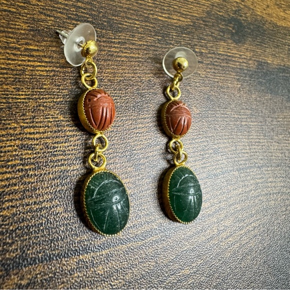 Carved Scarab Beetle Earrings Green and Red Chalcedony Gold Tone Dangle Posts - Picture 6 of 8